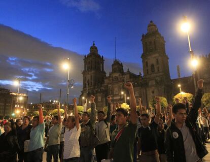 Manifestantes gritan consignas en la explanada del Zócalo en Ciudad de México (México), el 2 de octubre de 2018.