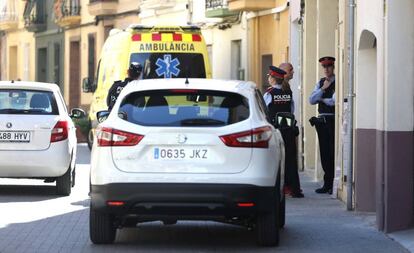 La policia davant de la casa on hi ha hagut el succés.