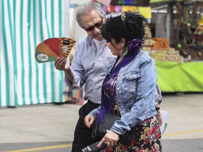 Un voluntario de la ANC en la Feria de Abril de Barcelona. 