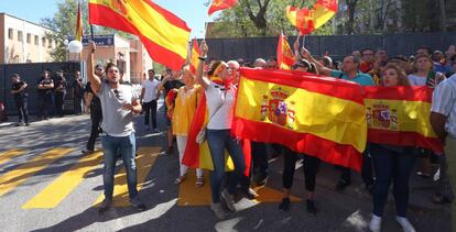 Concentración de apoyo a la Guardia Civil y la Policía Nacional en la comisaría de Moratalaz.