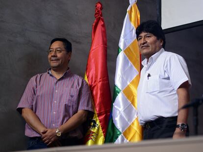 Luis Arce y Evo Morales durante una conferencia de prensa en Buenos Aires, Argentina, el 27 de enero de 2020.