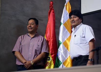 Luis Arce y Evo Morales durante una conferencia de prensa en Buenos Aires, Argentina, el 27 de enero de 2020.