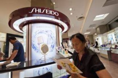 Una cliente china observa los cosméticos de la marca Shiseido en unos grandes almacenes en Tokio, Japón.