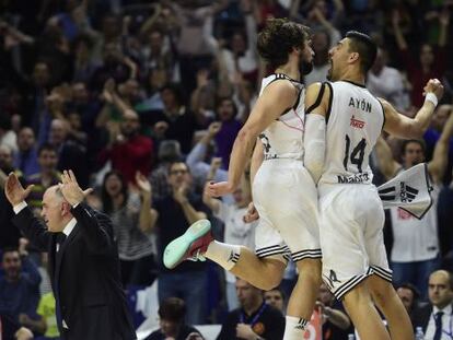 Sergio Llull y Gustavo Ayon celebran una canasta.