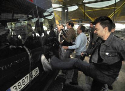 Un taxista patea una furgoneta en la zona de salidas de la T-4 de Barajas.