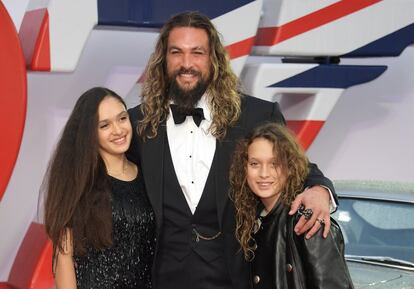 El actor Jason Momoa con sus hijas, Lola Iolani y Nakoa-Wolf Manakauapo Namakaeha.