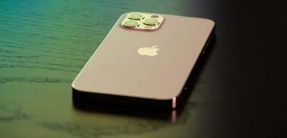 Trasera de un iPhone de Apple encima de una mesa