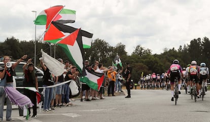 Activistas propalestinos intentan cortar la carretera durante la 15ª etapa de la Vuelta.