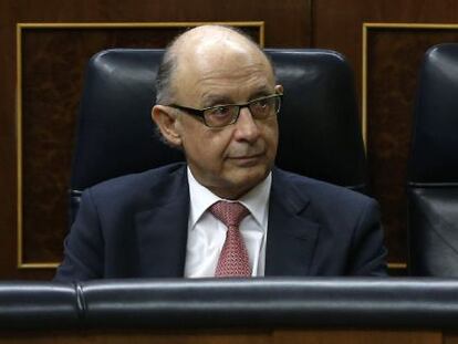 El ministro de Hacienda y Administraciones P&uacute;blicas, Crist&oacute;bal Montoro, durante el pleno del Congreso que aprob&oacute; los Presupuestos de 2016