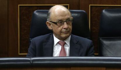 El ministro de Hacienda y Administraciones P&uacute;blicas, Crist&oacute;bal Montoro, durante el pleno del Congreso que aprob&oacute; los Presupuestos de 2016