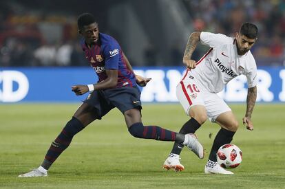 El delantero francés del FC Barcelona Ousmane Dembélé lucha el balón con el argentino Éver Banega, del Sevilla FC.