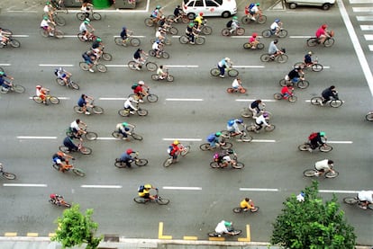 Fotografia de l'edició de la Festa de la Bicicleta de l'any 2002, a Barcelona.