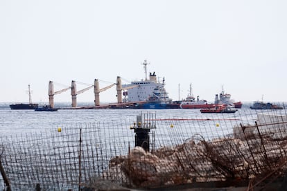 Vista del buque 'OS35', varado al este de Gibraltar, en el que se aprecia la inclinación de la zona de proa hundida y la de popa, a flote, en una imagen de los primeros días del suceso.