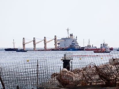 Vista del buque 'OS35', varado al este de Gibraltar, en el que se aprecia la inclinación de la zona de proa hundida y la de popa, a flote, en una imagen de los primeros días del suceso.