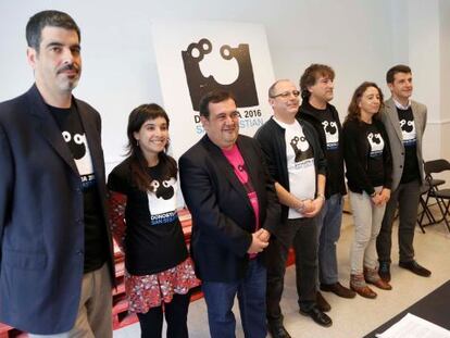 Representantes de todos los partidos posan con camisetas de San Sebastián 2016 tras la crisis abierta en la capitalidad.