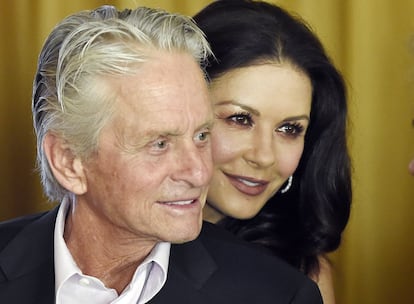 El pasado 25 de septiembre ambos actores soplaron las velas: Michael Douglas cumplió 75 años y Catherine Zeta-Jones, 50. Se conocieron en 1996 y se casaron cuatro años después, en una boda carísima y con un bebé en camino, Dylan. Su vida juntos no ha sido un cuento de hadas. Infidelidades y adicción al sexo por parte de él, depresiones y trastorno bipolar de ella y, finalmente, el cáncer de garganta del actor, han puesto a prueba la solidez de su unión.