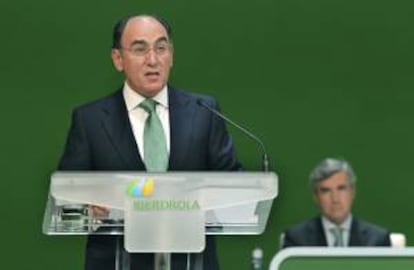 El presidente de Iberdrola, Ignacio Sánchez Galán (i), durante la Junta General de Accionistas en Bilbao. EFE/Archivo