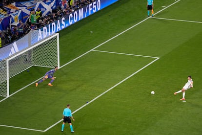 Kai Havertz anota el tercer gol de Alemania desde el punto de penalti.