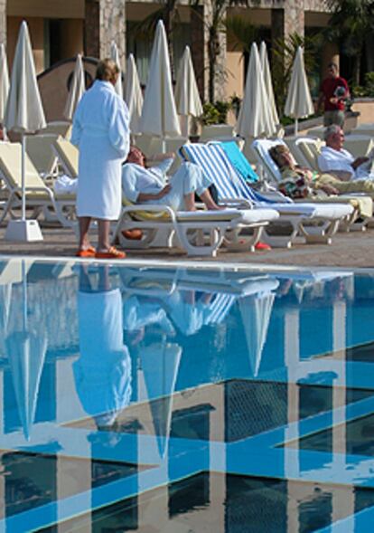 Piscina con fondo transparente en el hotel Costa Adeje de Tenerife.