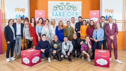 El equipo de la segunda edición de 'Bake Off: Famosos al horno', este martes en el plató del programa.