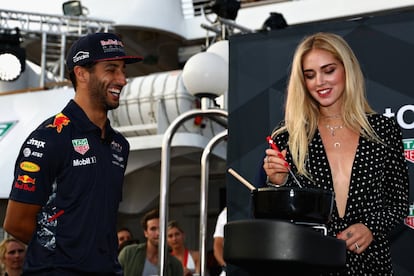 Daniel Ricciardo de Red Bull Racing con la bloguera Chiara Ferragni.