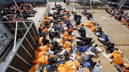 Un grupo de migrantes en el barco noruego 'Siem Pilot' rumbo al puerto italiano de Pozzallo este martes.