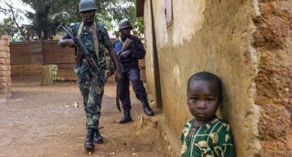 Soldados de la Uni&oacute;n Africana patrullan en Bangui.