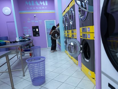 Arely García trabaja en la lavandería de autoservicio Miami, en la colonia San Rafael.