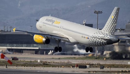 Un avió de Vueling aterrant a l'aeroport de Barcelona.