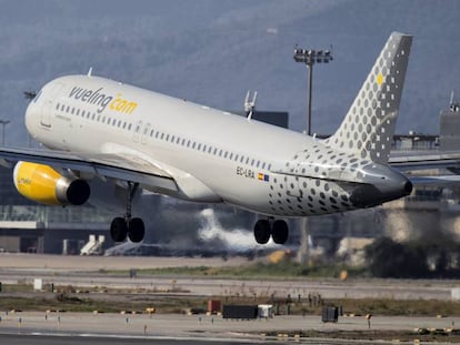 Un avión de Vueling aterrizando en el aeropuerto de Barcelona.