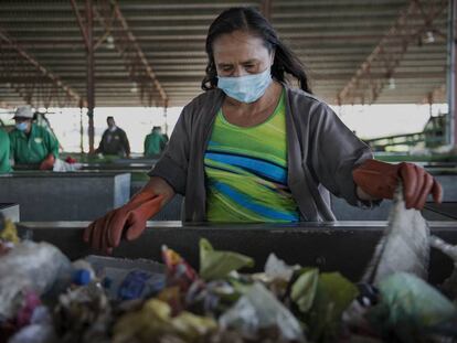 Trabajadora de la planta de Residuos Solidos Urbanos de La Chureca, en Nicaragua. Un proyecto apoyado por la cooperación española.