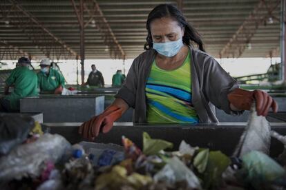 Trabajadora de la planta de Residuos Solidos Urbanos de La Chureca, en Nicaragua. Un proyecto apoyado por la cooperación española.