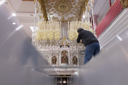 Preparativos para la Semana Santa de Málaga.