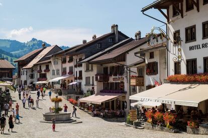 Una de las plazas de Gruyères, en el cantón de Friburgo (Suiza).