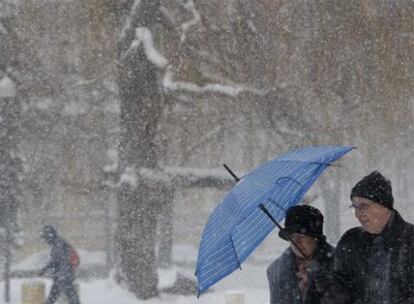 Una pareja lucha contra el frío y la nieve en Sofía, Bulgaria.