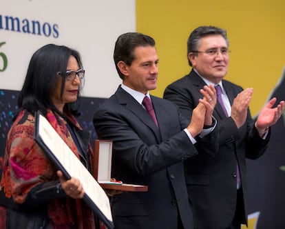 De izquierda a derecha, la viuda del profesor Rodolfo Stavenhagen, Elia del Carmen Guti&eacute;rrez; el presidente Enrique Pe&ntilde;a Nieto, y el presidente de la Comisi&oacute;n Nacional de Derechos Humanos, Luis Ra&uacute;l Gonz&aacute;lez P&eacute;rez.