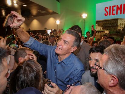 Pedro Sánchez se hacía un selfi el sábado con un simpatizante en un acto del PSOE en Granada.