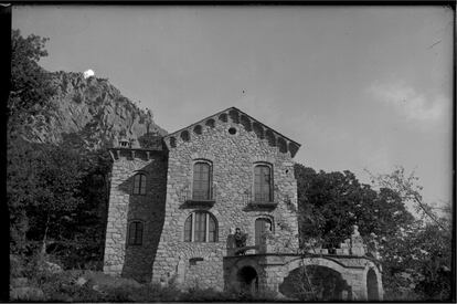 La Torre dels Russos del títol és un edifici que l’arquitecte Cèsar Martinell, deixeble de Gaudí, va construir el 1916 a Santa Coloma d’Andorra.