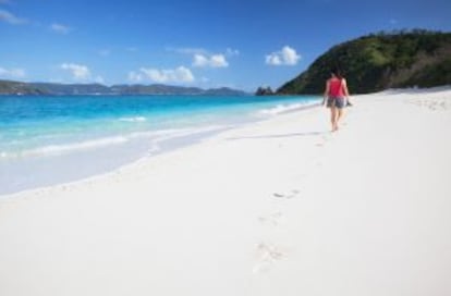 Paseo por la playa de Nishibama, en la isla de Aka, en Okinawa (Japón).