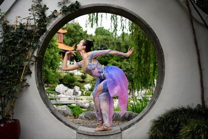 La bailarina Meng Quingyang posa para los medios con un traje de la producción Zodiac, en el jardín chino de la Amistad en Sidney.