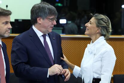 Carles Puigdemont, líder de Junts, con Yolanda Diaz, vicepresidenta segunda del Gobierno, este lunes en Bruselas.