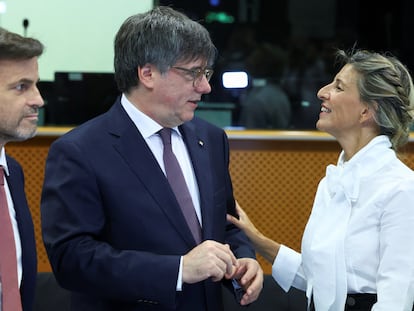 Carles Puigdemont, líder de Junts, con Yolanda Diaz, vicepresidenta segunda del Gobierno, este lunes en Bruselas.