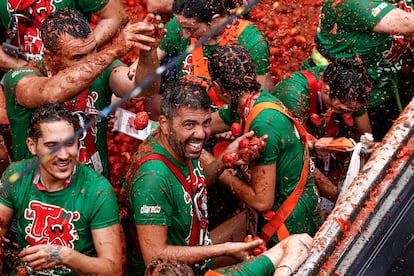 El presidente de Valencia, Carlos Mazón, participa en la Tomatina desde uno de los camiones.