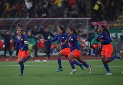 Colombia celebra tras ganar el título del fútbol femenino en los Panamericanos.
