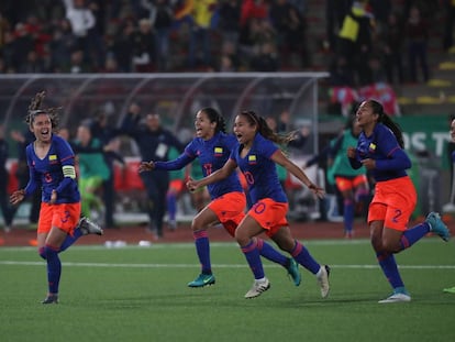 Colombia celebra tras ganar el título del fútbol femenino en los Panamericanos.