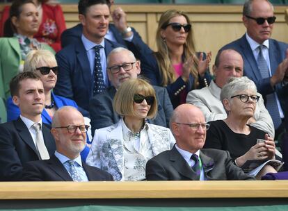 Otra de las invitadas que no faltan a su cita con el tenis es la editora de 'Vogue' Anna Wintour, a la que se puede ver sentada en el llamado Palco Real en el partido de tercera ronda masculino entre Novak Djokovic y Miomir Kecmanovic, ambos de Serbia. 