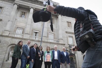 Els alcaldables per Barcelona posen davant la façana de l'Ajuntament per participar a la foto conjunta de EL PAÍS.