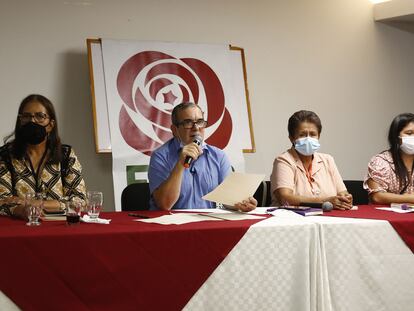 El presidente del partido Comunes, Rodrigo Londoño, durante una rueda de prensa del partido, en enero 2021.