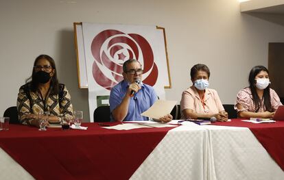 El presidente del partido Comunes, Rodrigo Londoño, durante una rueda de prensa del partido, en enero 2021.