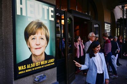 Poster que anuncia la primera entrevista pública de Angela Merkel tras abandonar el cargo en diciembre pasado.